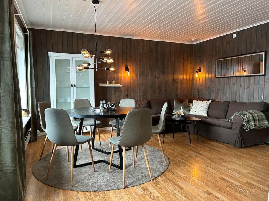In/out, Golf Apartment *